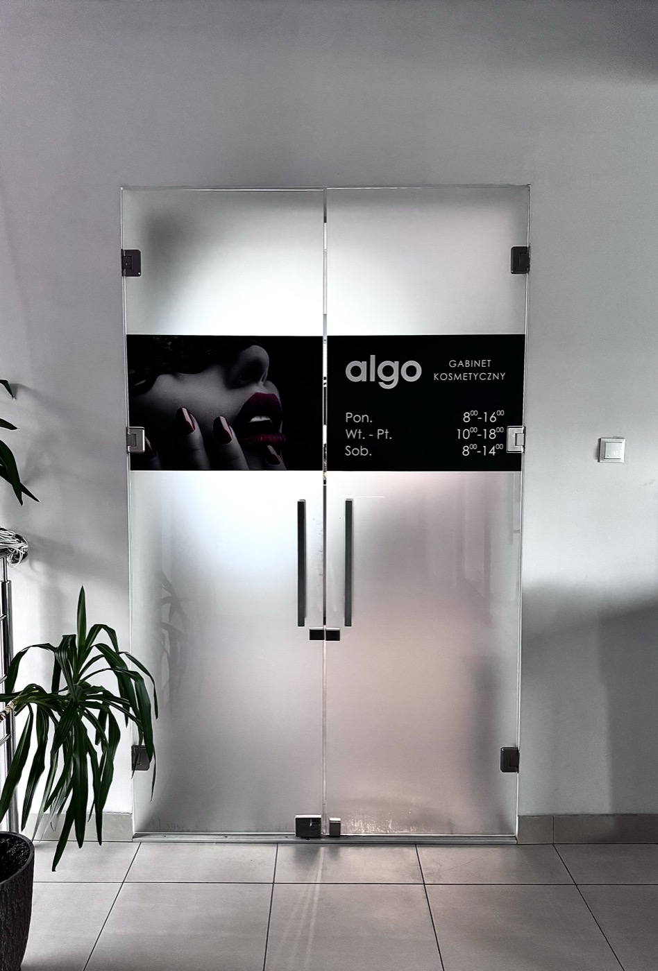 Wejście do salonu beauty ALGO Gorlice — Biecka 1